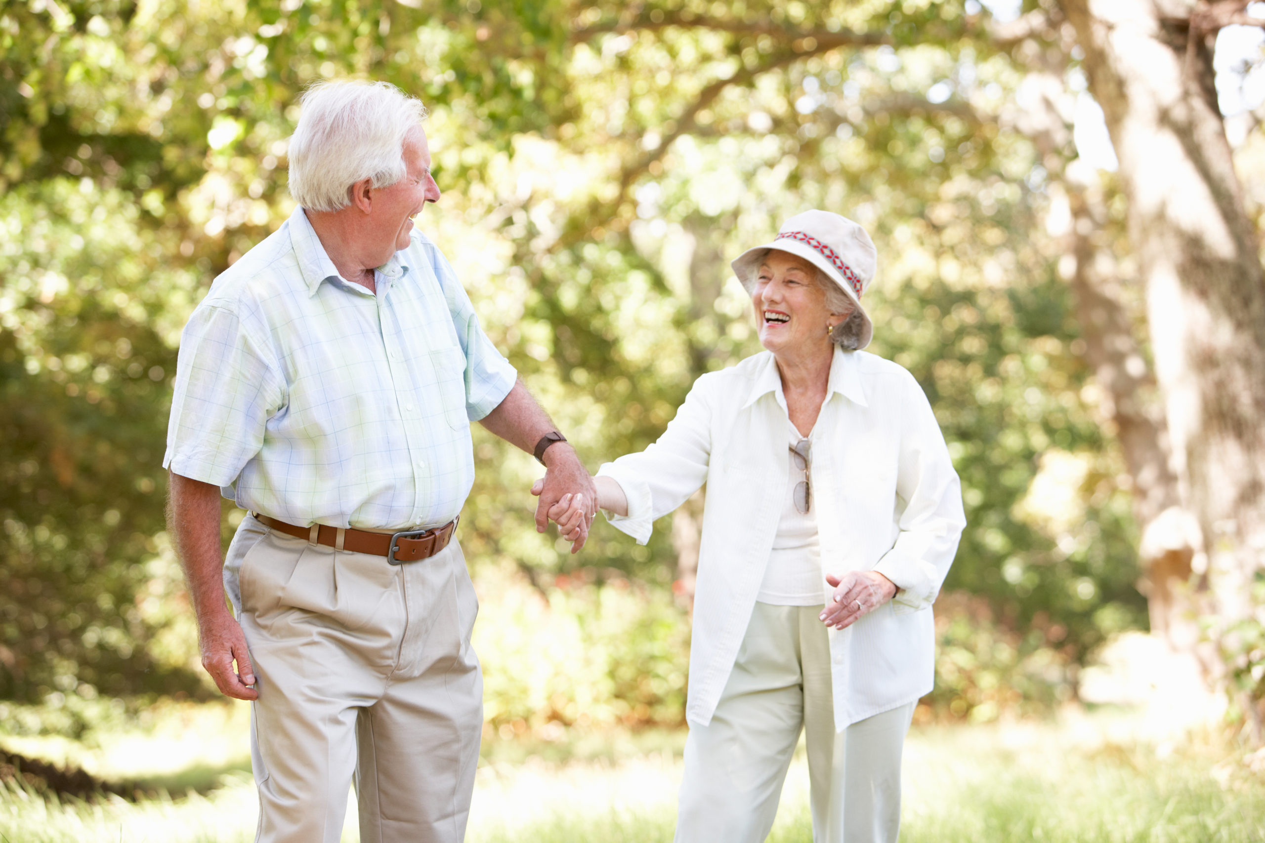 Пенсионеры людям. Пожилые люди. Пожилая пара в парке. Счастливые пенсионеры. Пожилая пара на прогулке.